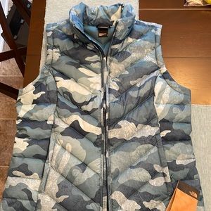NWT The North Face Alpz 2.0 Vest in camo blue.